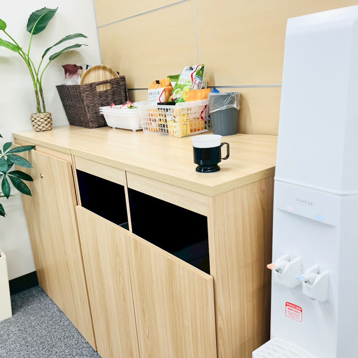 社内の軽食や飲み物が用意されたリフレッシュコーナー