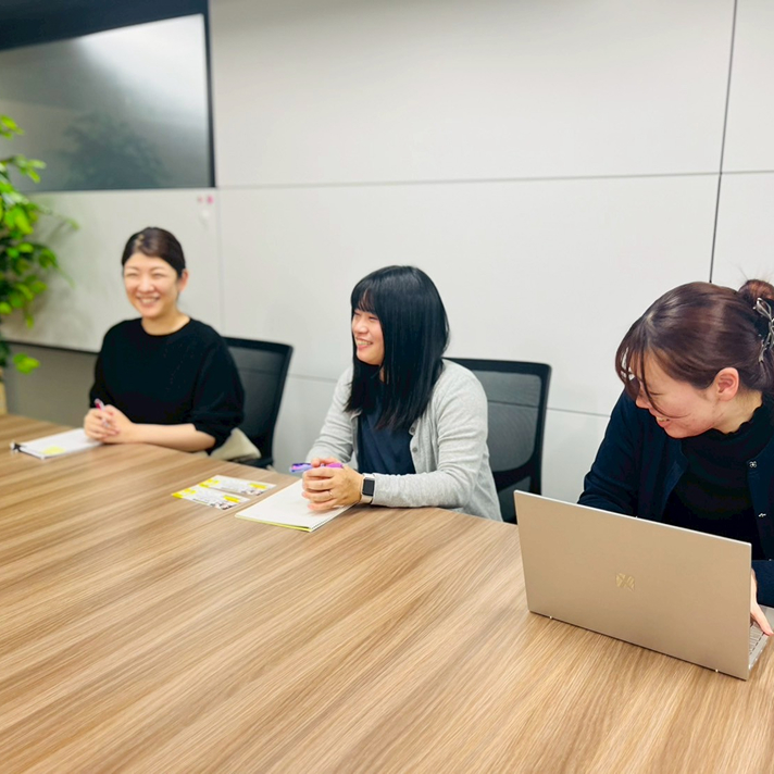 和やかな雰囲気でミーティングを行う社員たち