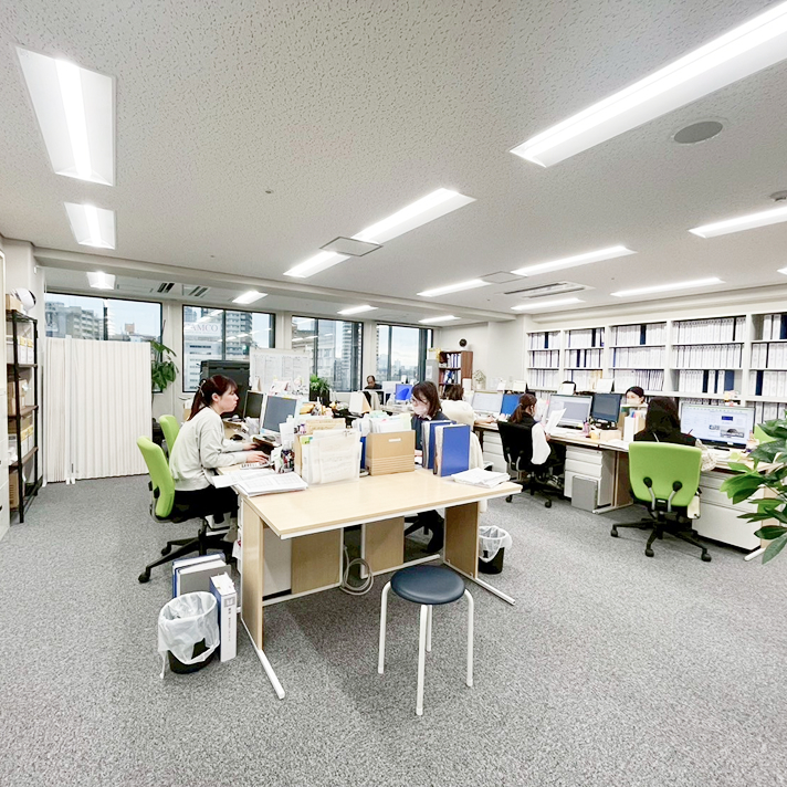 明るく整理されたオフィスで働く社員の様子
