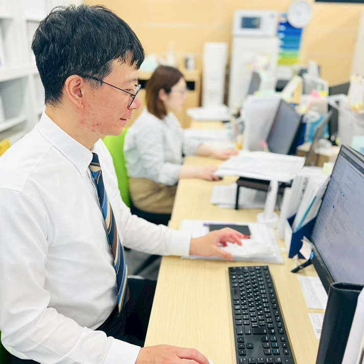 デスクでパソコン業務に取り組む社員の様子