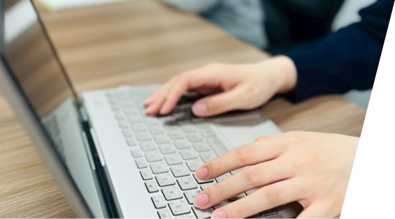 パソコンで業務を行う手元の様子
